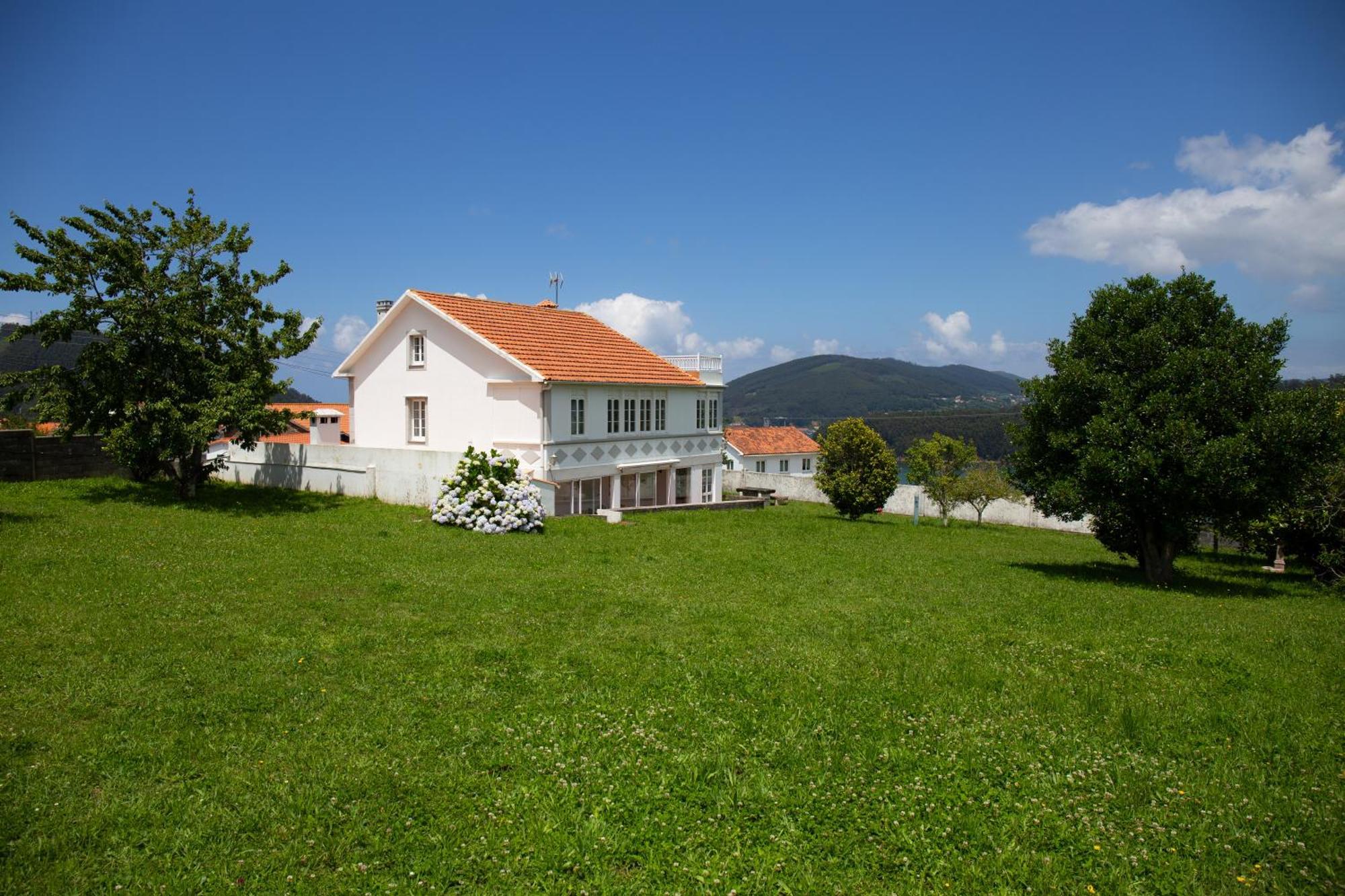 Beachfront Surf & Holiday House, Charming & Quiet Villarrube Kültér fotó
