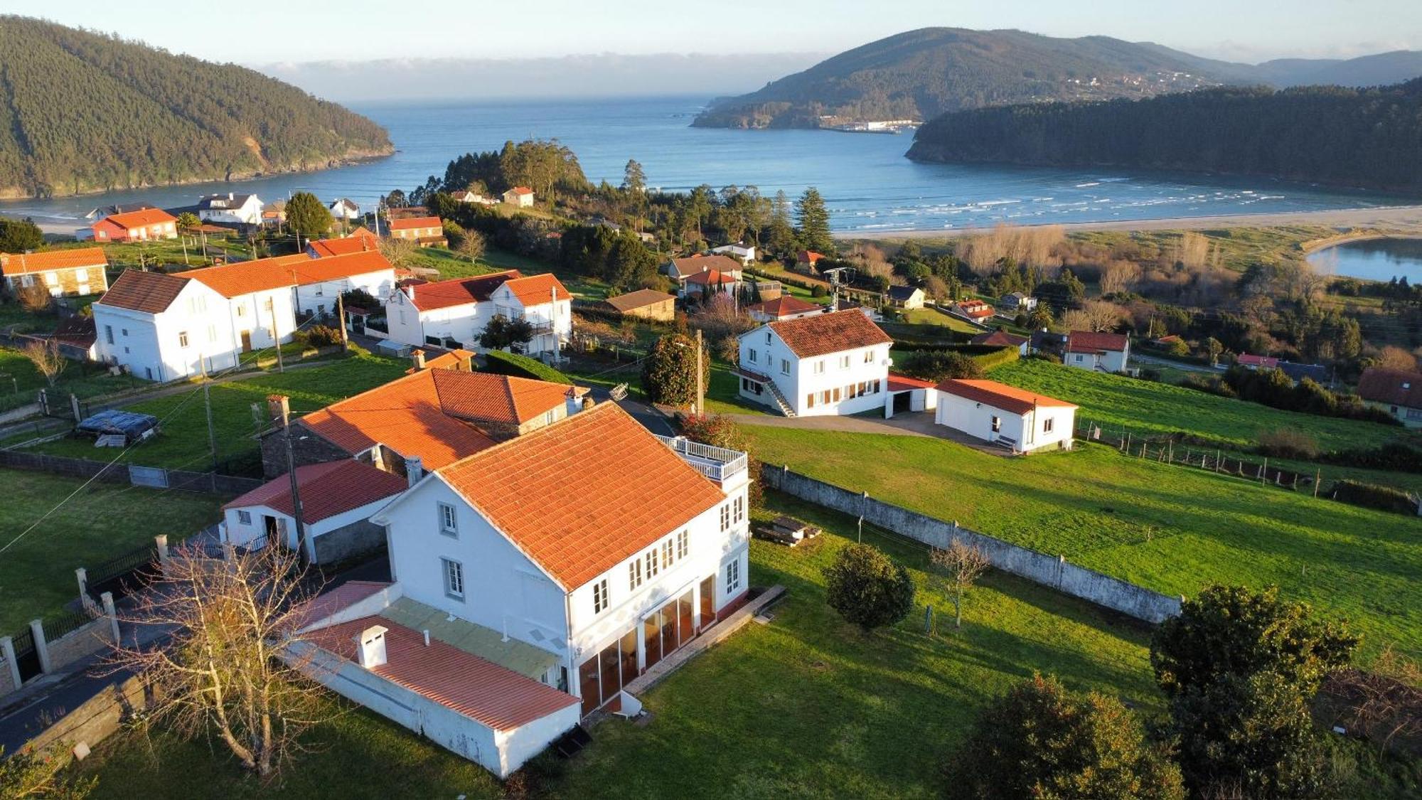 Beachfront Surf & Holiday House, Charming & Quiet Villarrube Kültér fotó